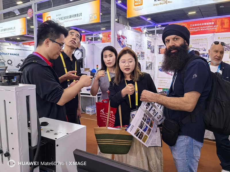 On the first day of the Canton Fair, the initial intelligent new energy battery laser welding machine and electric marking machine became the focus!