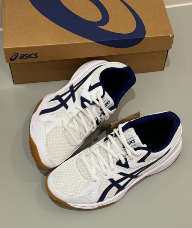 Shock-absorbing sports shoes