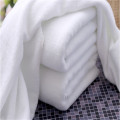 Serviette de bain en microfibre d&#39;hôtel blanc