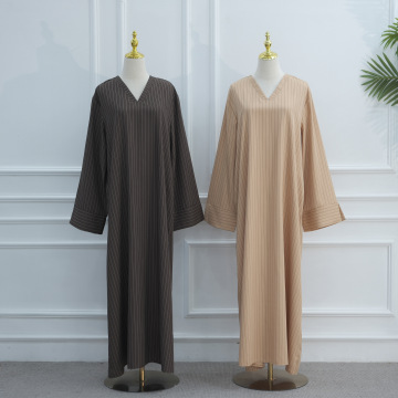Müslüman Kadınlar için V Yaka Çizgili Abaya Elbise