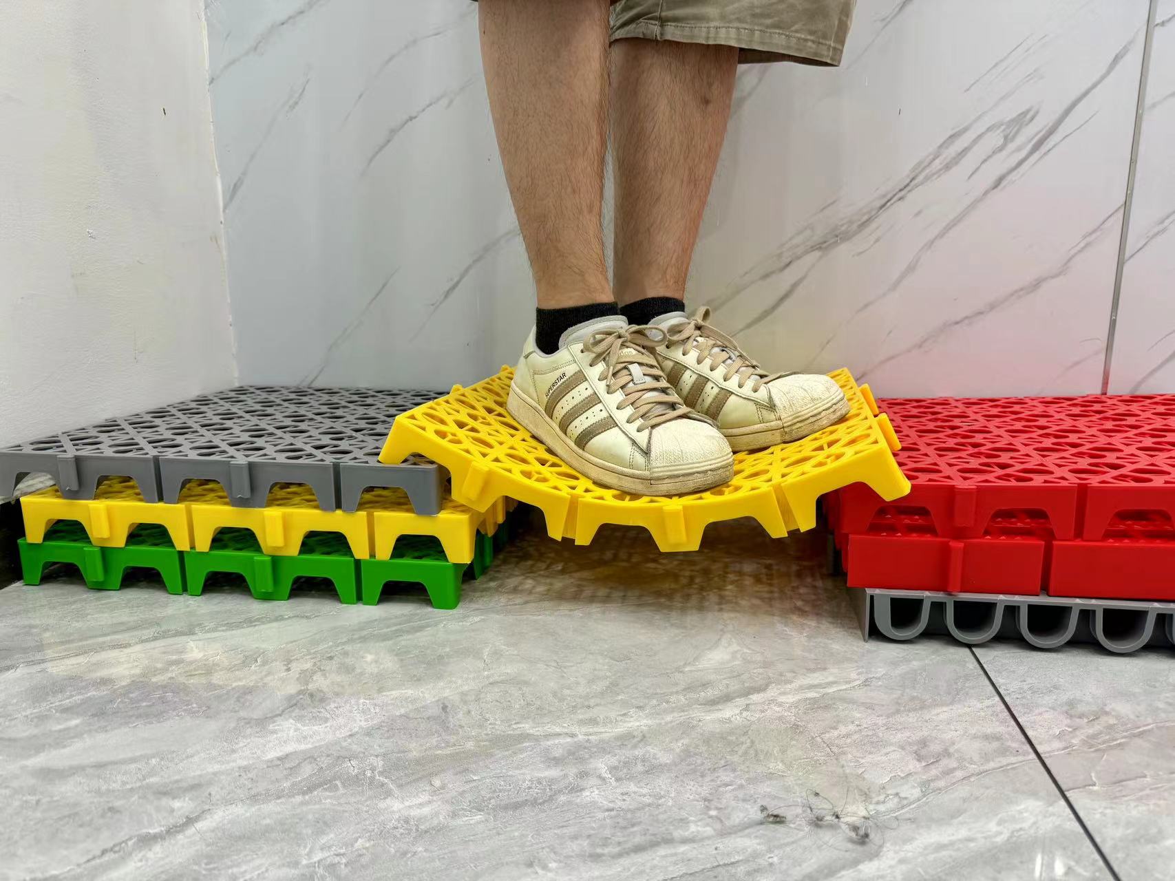 Interlocking Plastic Garage Floor Tiles With Vented Drainage For Car ...