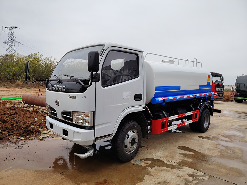 Dongfeng Euro III emission 5000L water tanker truck