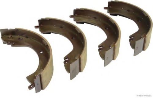 Mitsubishi L400 Delica brake shoes set MB858876