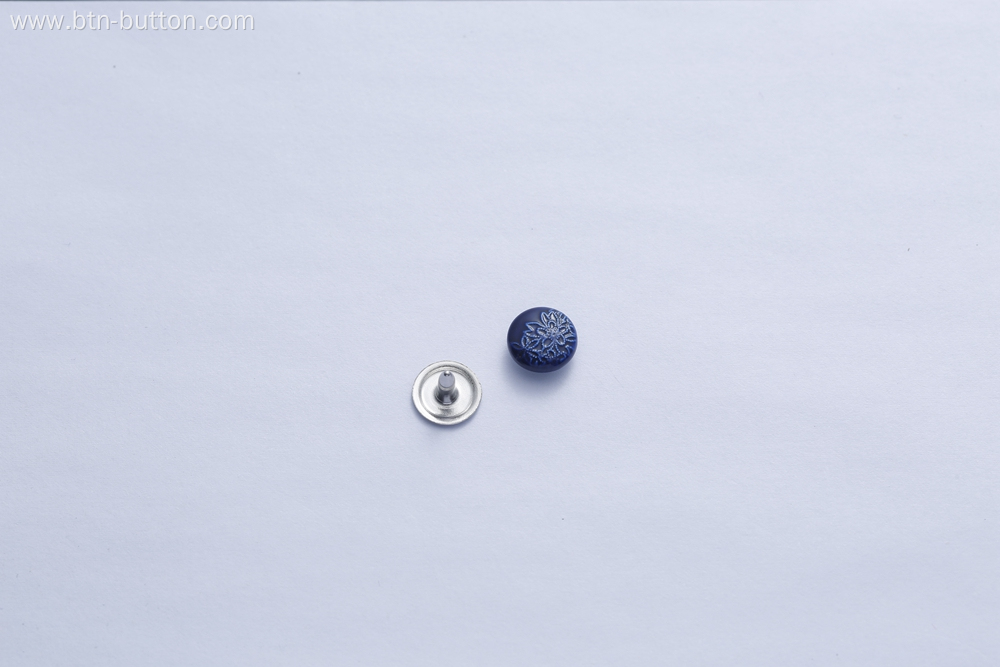 Metal buttons for clothes with rich patterns