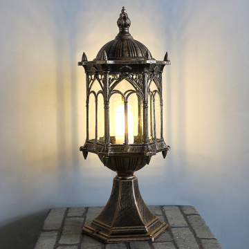Lanterne e luci del cancello da giardino esterno in stile vintage