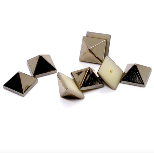 8x8mm Pyramid Studs met nagels