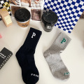P- 레터 자수 양말, 여성 고등학교 튜브 양말, INS 대학 스타일