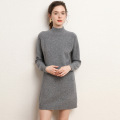 Robe de pull en tricot à cou à cou à coute vers une femme