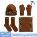Set de tricot fuzzy cu ornamente leopard