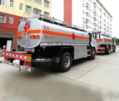 Dongfeng 12000L capacity fuel tank truck fuel bowser