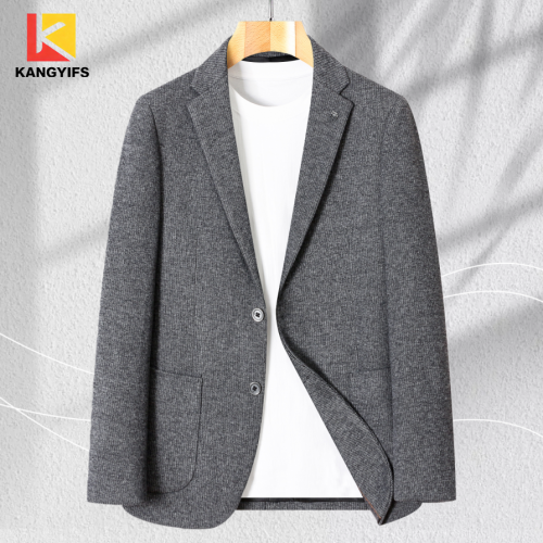 Costume gris foncé élégant pour des déplacements confortables