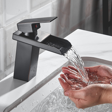 Decksmontierter Badezimmer Wasserhahn: Schwarzes Waschtisch-Waschbecken-Waschbeckenmixer mit einzelnen Lochdesign