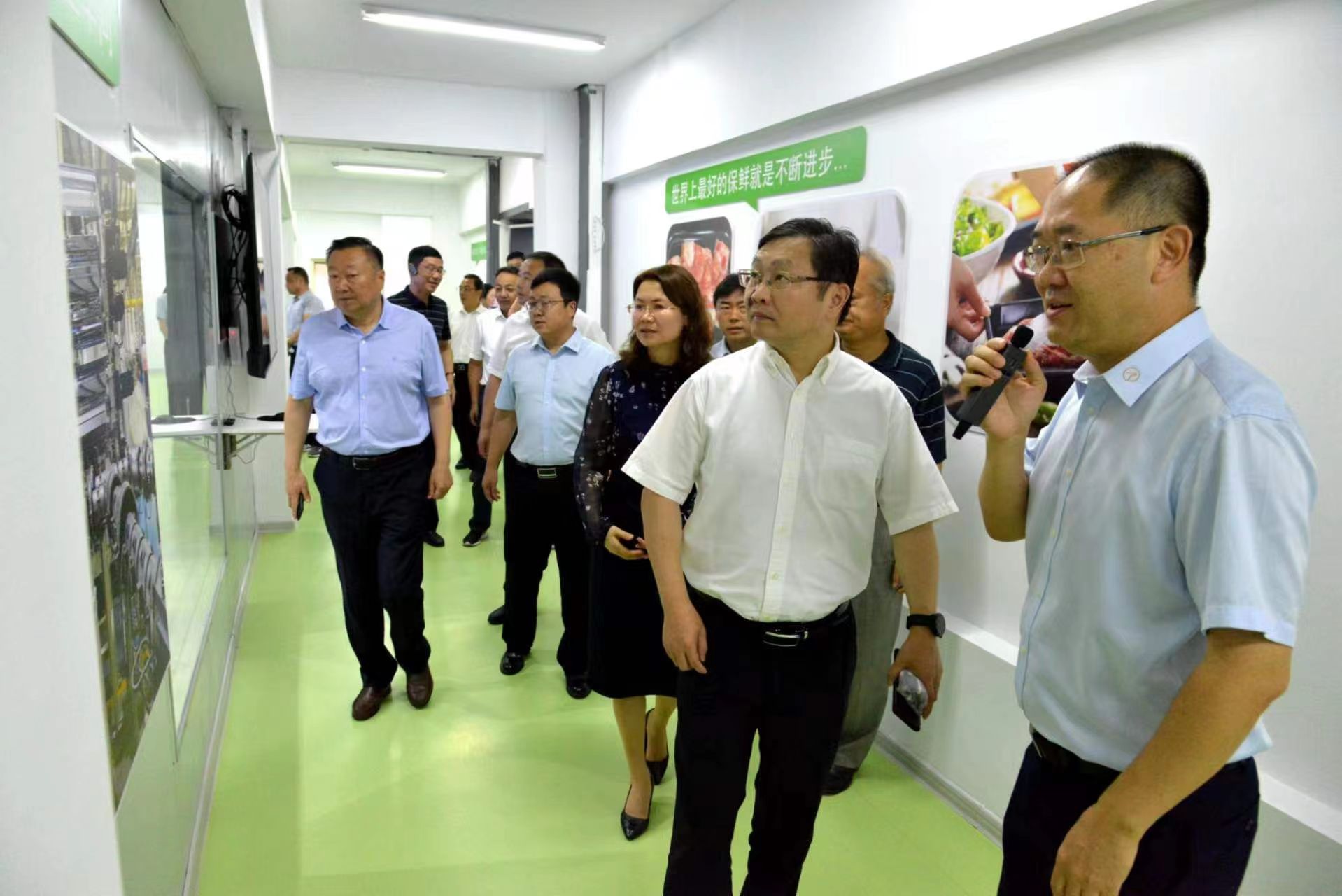 Michael introduces products to Mayor Wu