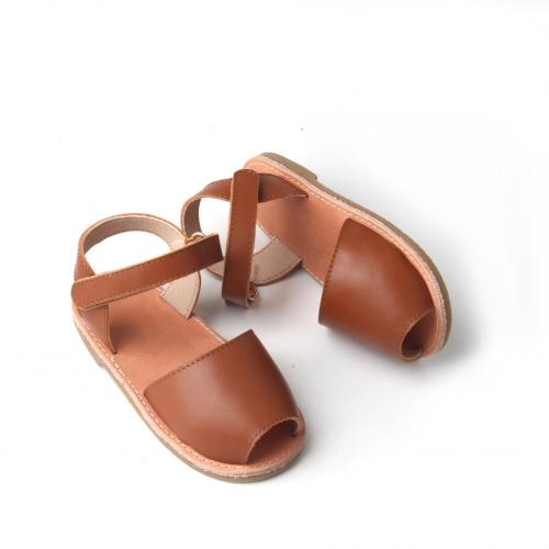 Sandalias cómodas para niña de diseño simple