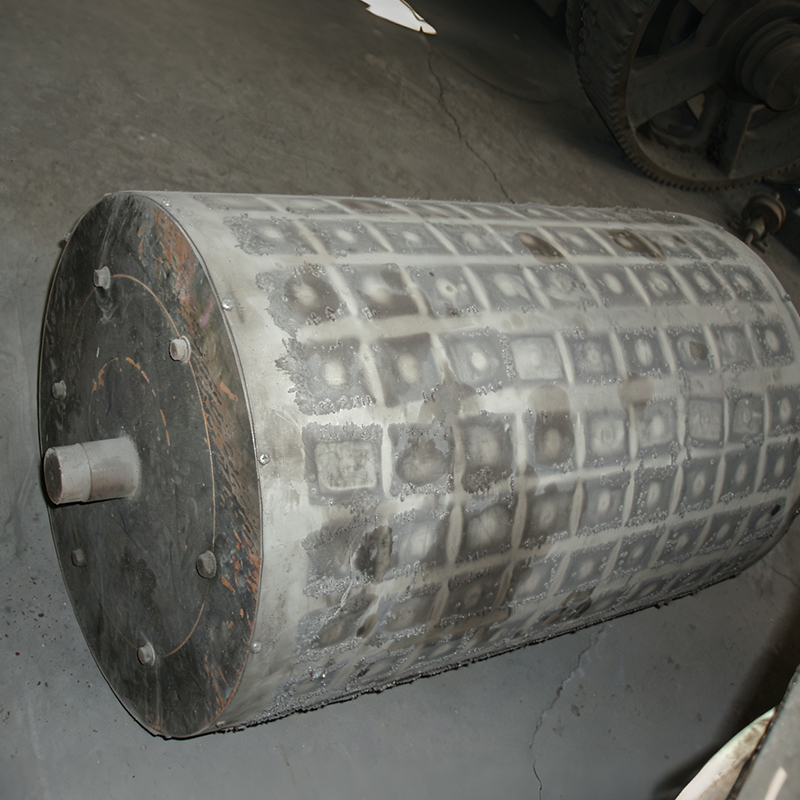 Permanent magnetic roller for mineral processing