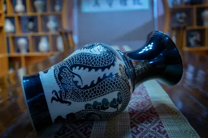 Black glaze vase with dragon pattern