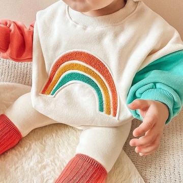 かわいい子供のスウェットシャツの上の虹刺繍のスウェットシャツ