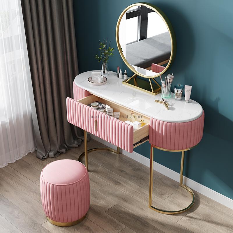 Bureau rose charmante fille avec table de maquillage miroir design de luxe maquilleur casse-tête avec miroir et tabouret