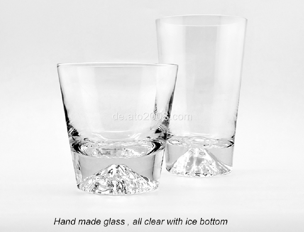 Becher aus klarem Trinkglas