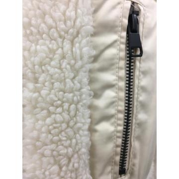 Giacca con zip in shearling bianco sporco