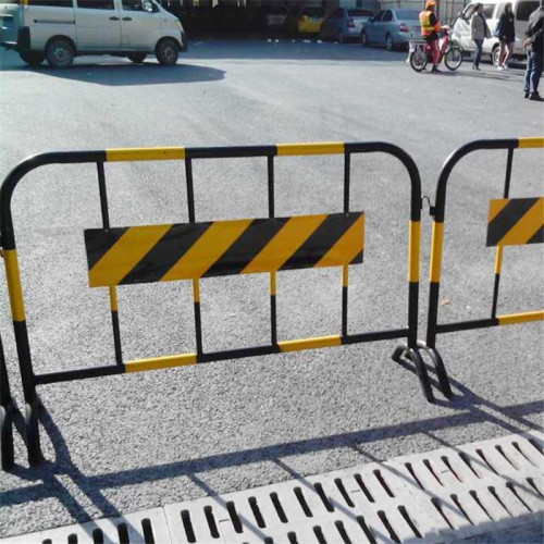 Pedestrian traffic crowd control barrier