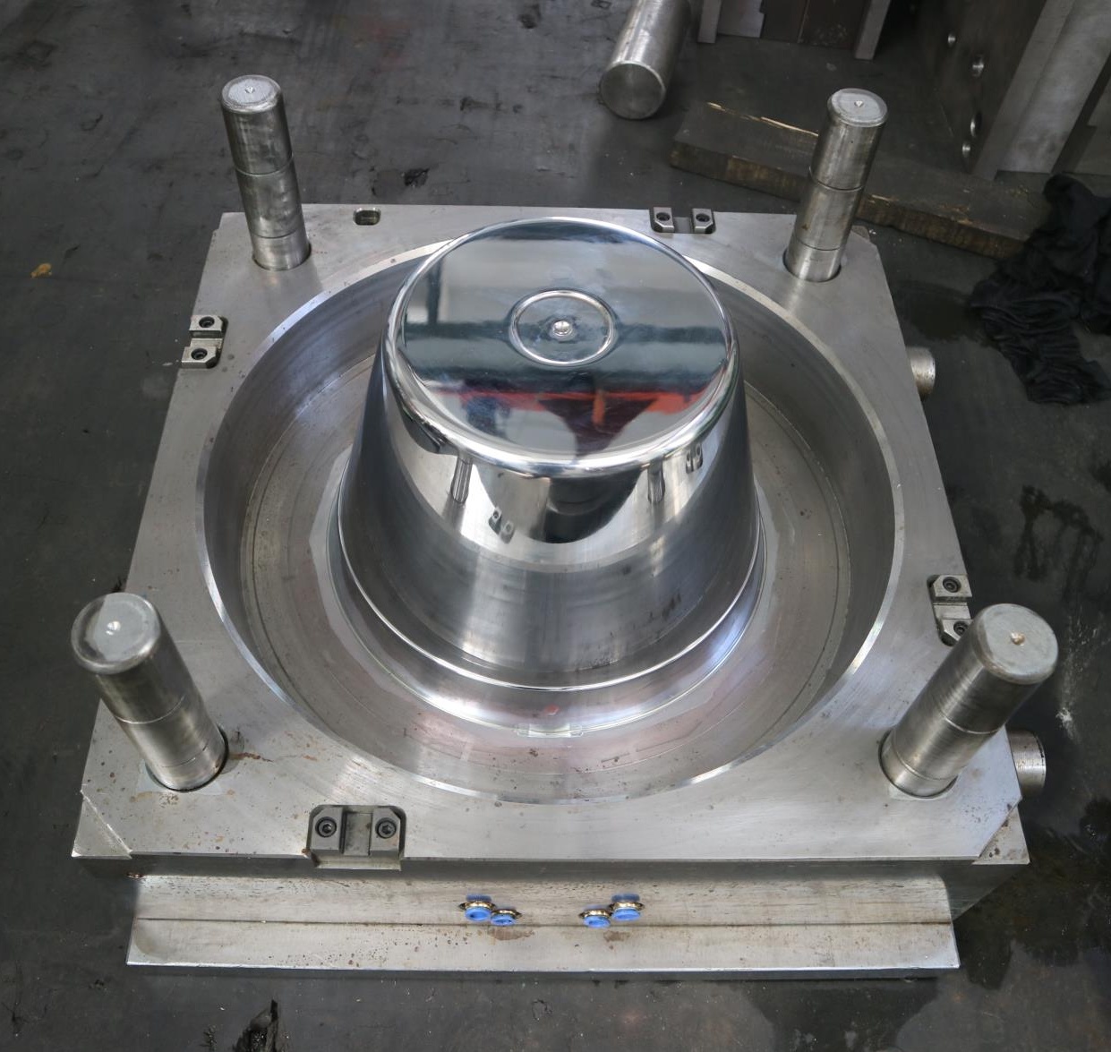 Plastic injection mold