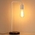 Lampe de table en or avec une teinte en linge