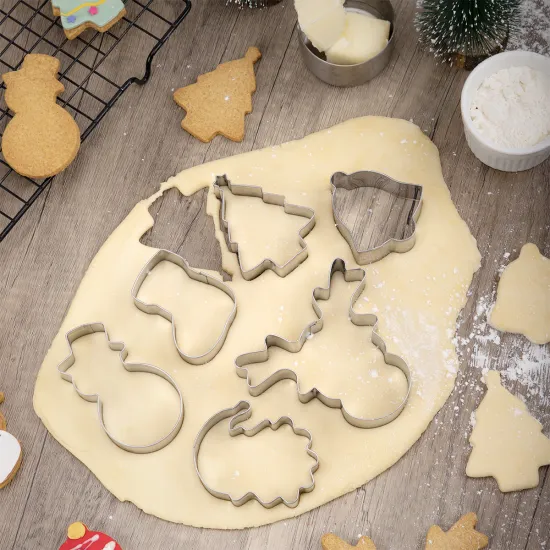 6-Piece Stainless Steel Christmas Cookie Cutters: Snowman, Christmas Tree, Elk, and Stockings Set for Biscuits