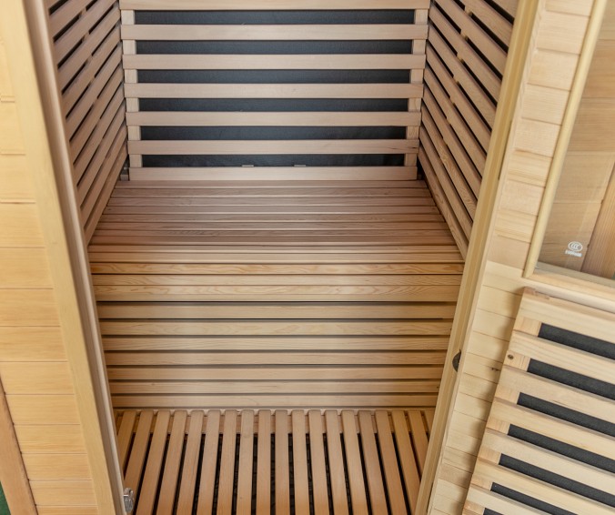 Wood infrared sauna without handrails