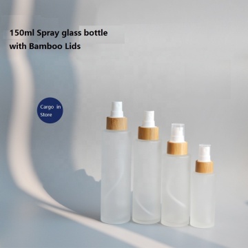 Spray berijpte glazen flessen met bamboe cosmetische deksel