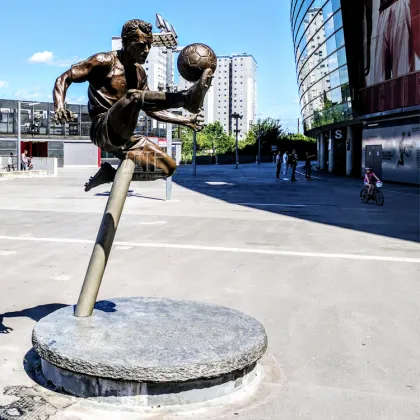 Famous Life Size Dennis Bergkamp Bronze Football Player Statue