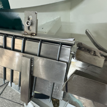 Machine de fabrication de cintres en plastique robuste et de précision