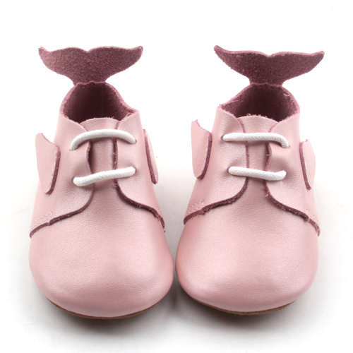 Chaussures en cuir de robe de fille colorée de dauphin mignon