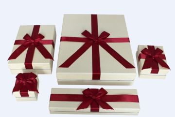 Boîte-cadeau d'anneau de bijoux de conception simple à la main