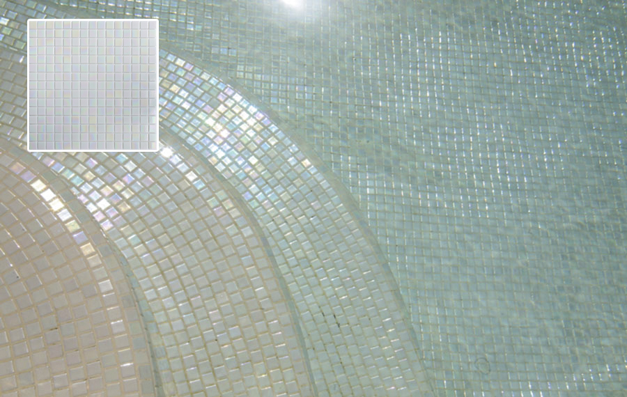 Piastrelle iridescenti di piscina a mosaico in vetro bianco