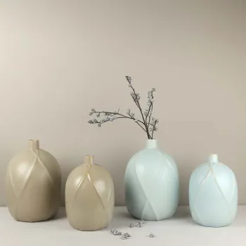 Rustic Custom Ceramic Flower Vases: Enhancing Home, Hotel, and Restaurant Décor