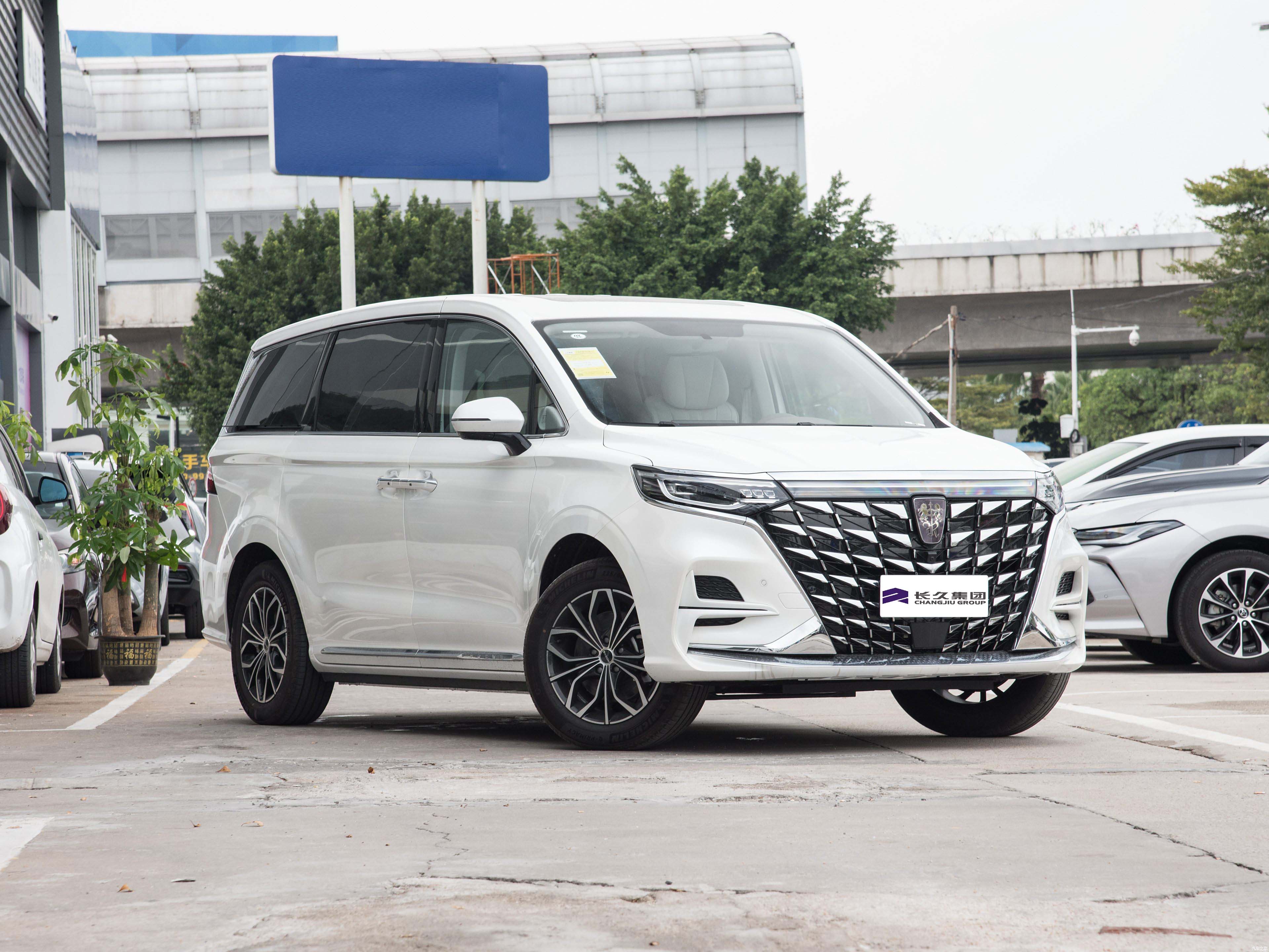Roewe Imax8：550公里范围豪华MPV