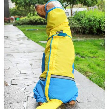 Chuva de macacão de estimação marrom e amarelo