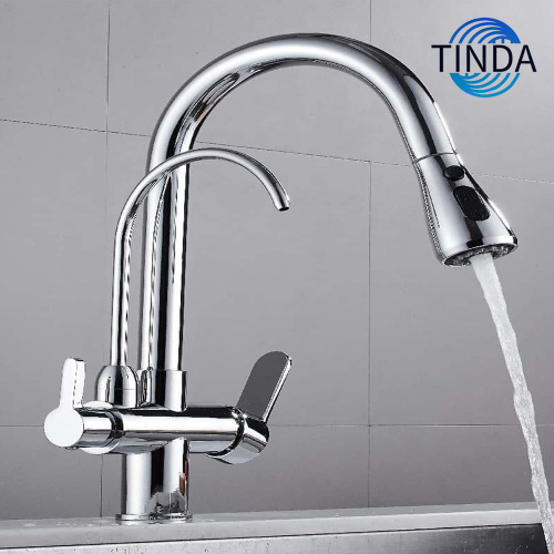 クロムメッキのモダンなキッチンの蛇口