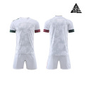 Conjunto de mono de partido de fútbol en color blanco.