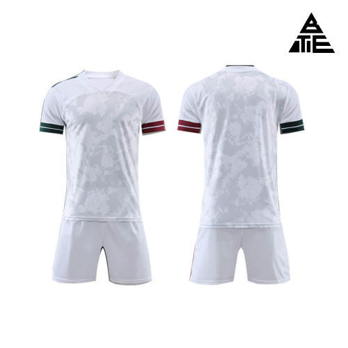 Conjunto de mono de partido de fútbol en color blanco.