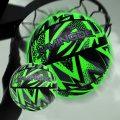 Lichtglows in het donkere basketbal