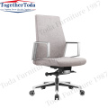 Классический кожаный офисный стул средней спины для офиса