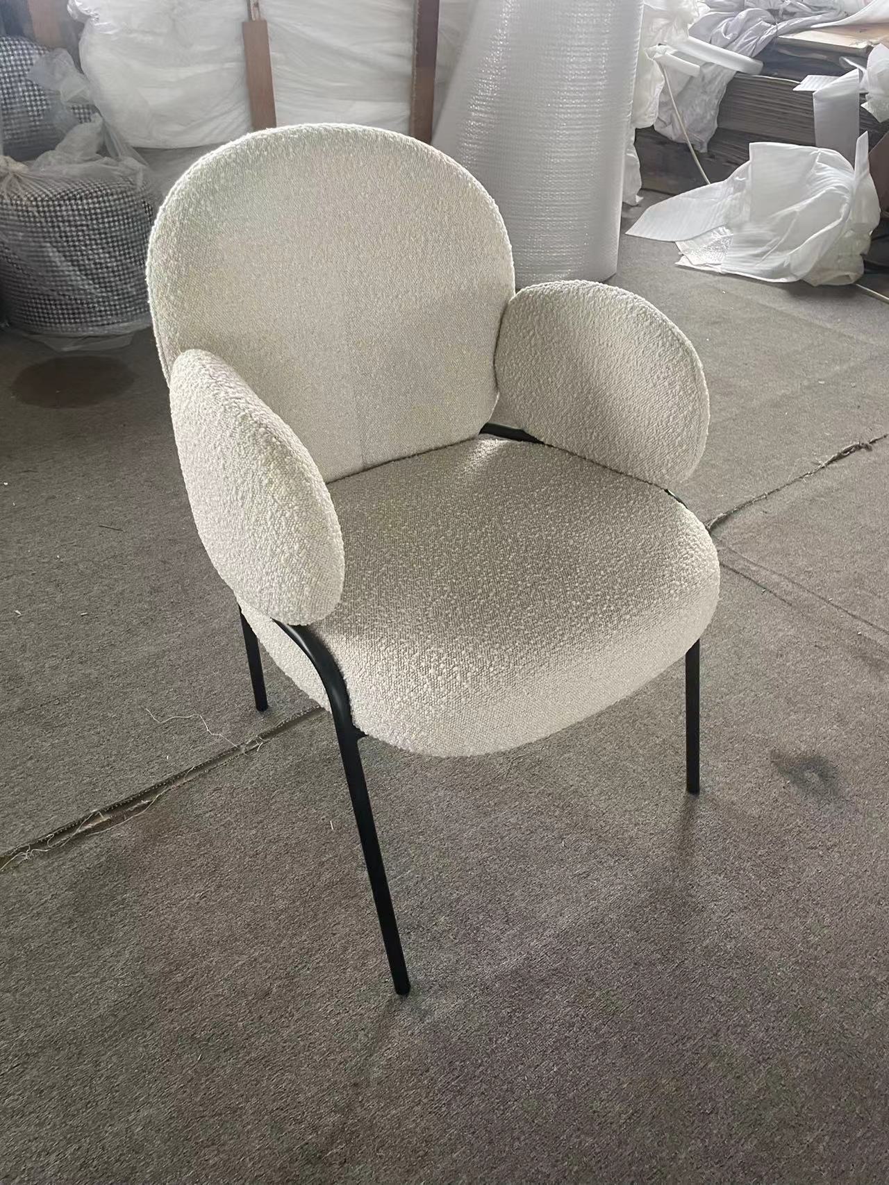 Chaise de conception minimaliste avec des jambes en métal pour restaurant