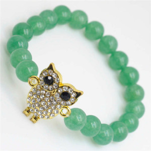 Bracelet de pierres précieuses d&#39;aventurine verte avec un morceau de hibou en alliage diamante