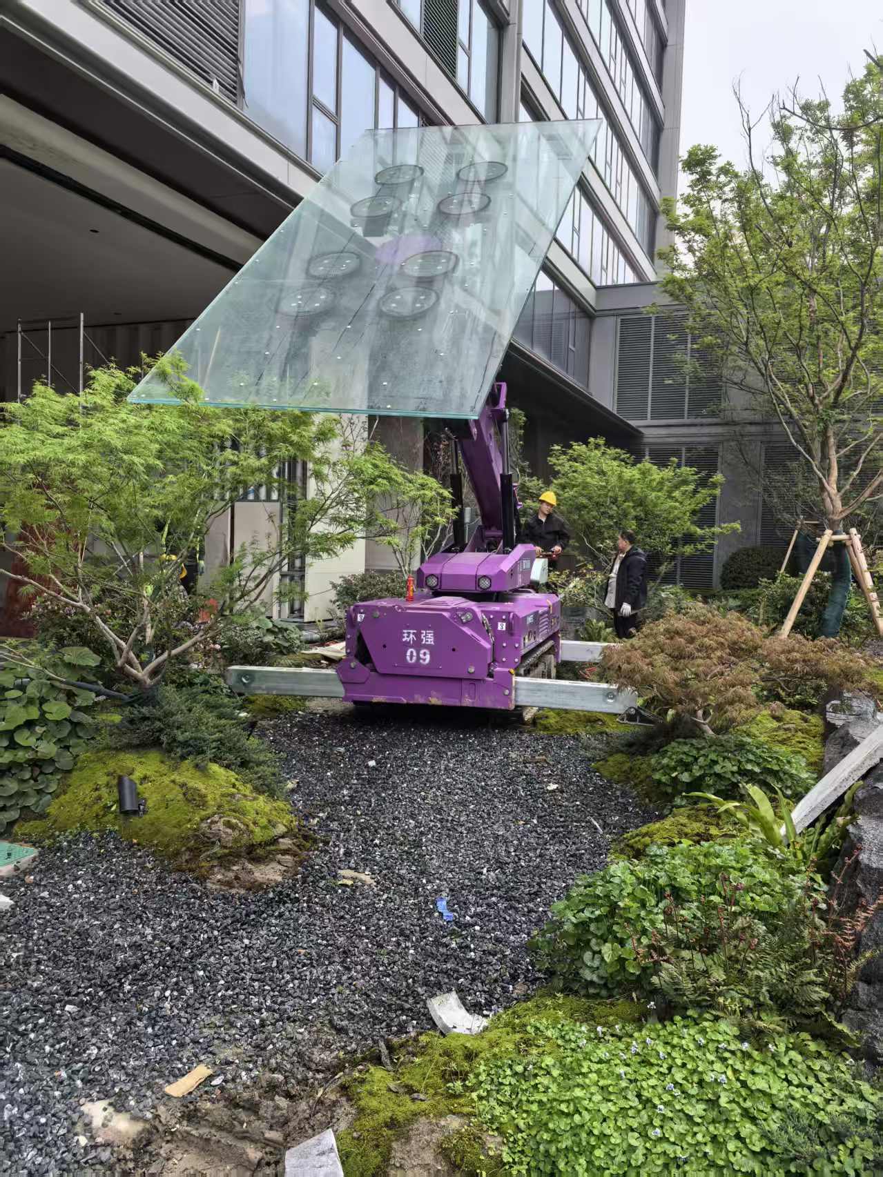 Crawler Vacuum Glazing Robot (3)