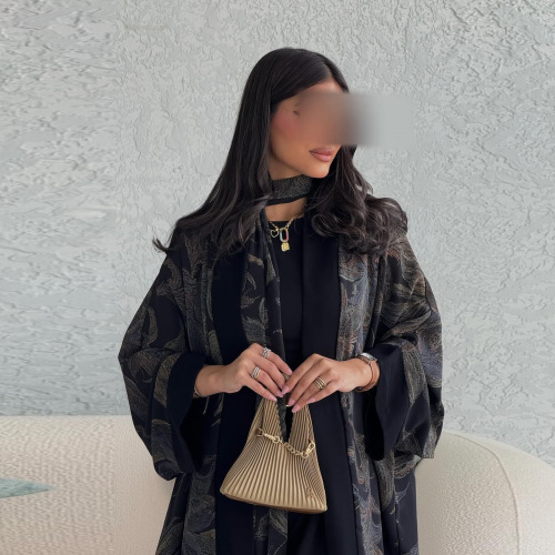 Xijaabka madow ee Abaya ee xarrago leh ayaa loo dejiyay xagaaga