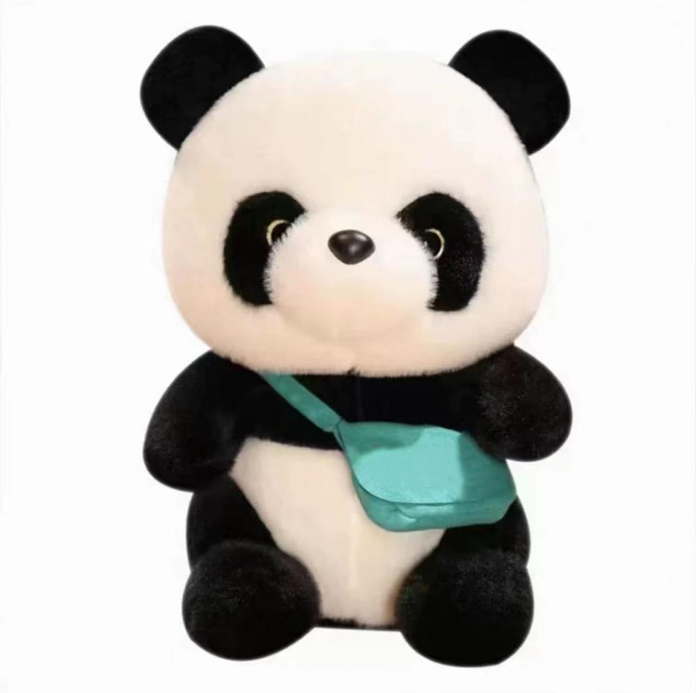 Carregando um pequeno saco de brinquedos de pelúcia de panda