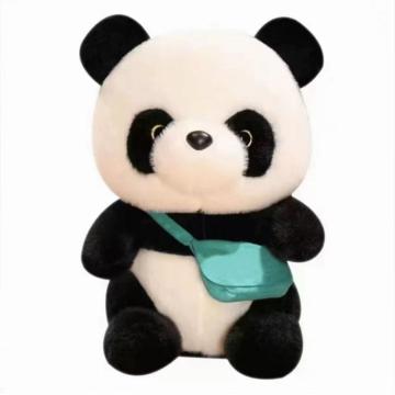 Carregando um pequeno saco de brinquedos de pelúcia de panda