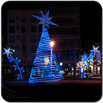 導かれた木のライトの巨大な人工的なクリスマスツリー